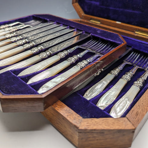 約 1860 年英國古董白色珍珠手柄餐具 12 對套裝 Walker & Hall